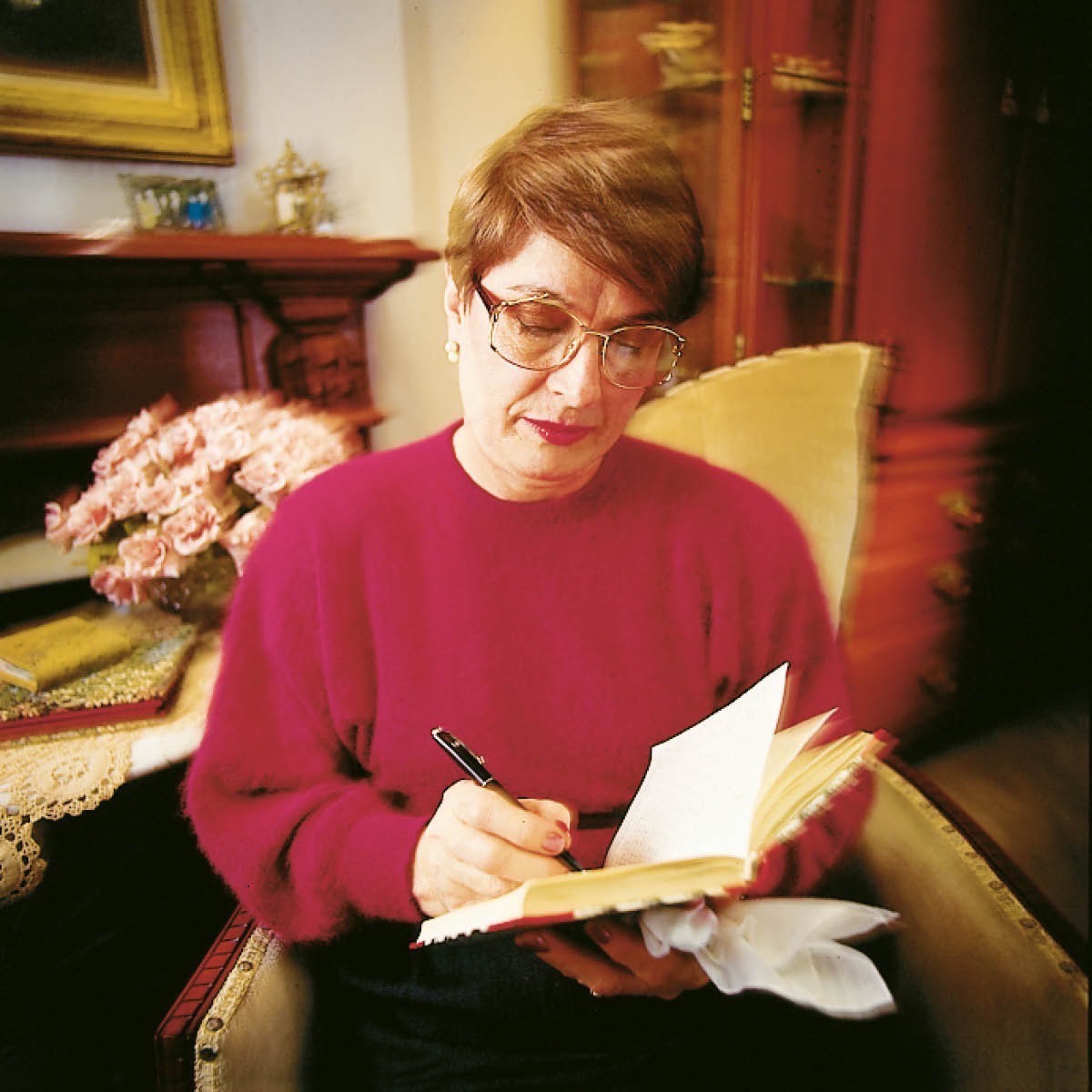 Eine trauernde Frau schreibt ihre Gefühle auf