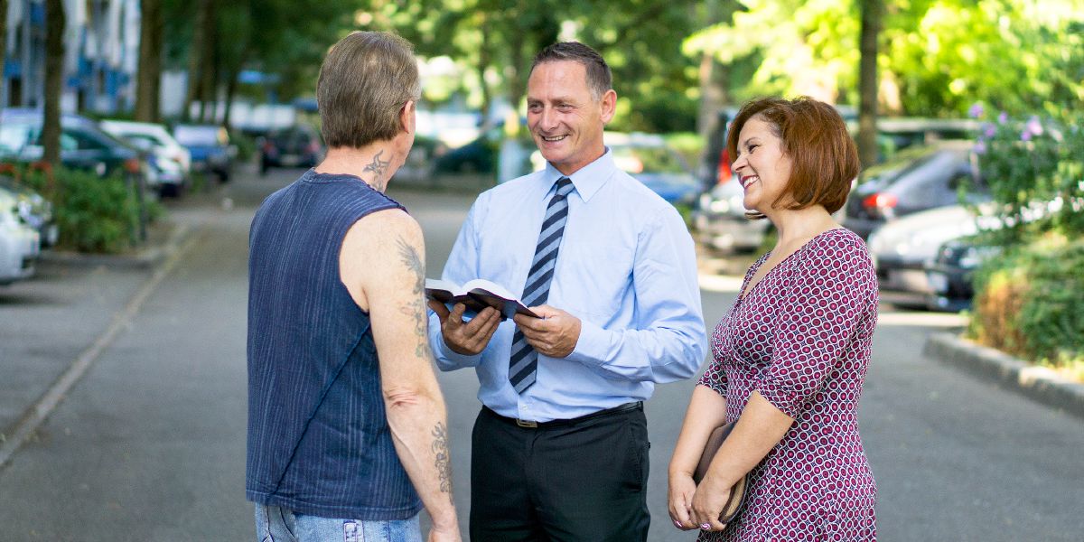 Joseph Ehrenbogen und seine Frau unterhalten sich mit einem Mann über die Bibel