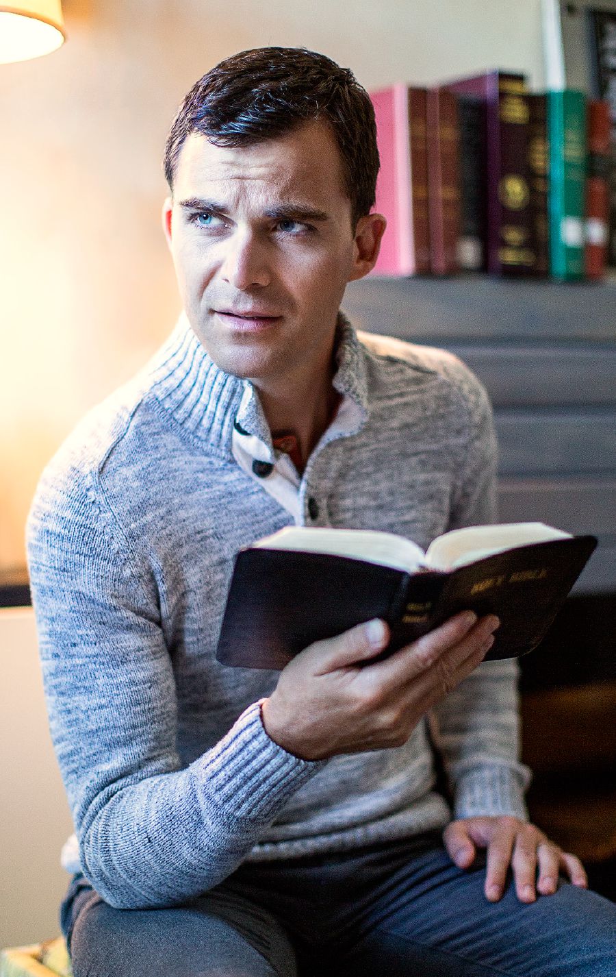 Ein Mann mit einer Bibel in der Hand schaut sehr skeptisch