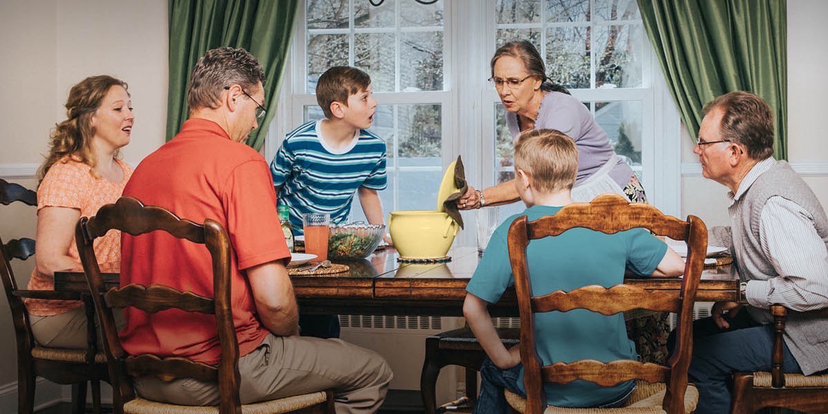 Margaret und ihre Familie beim Essen