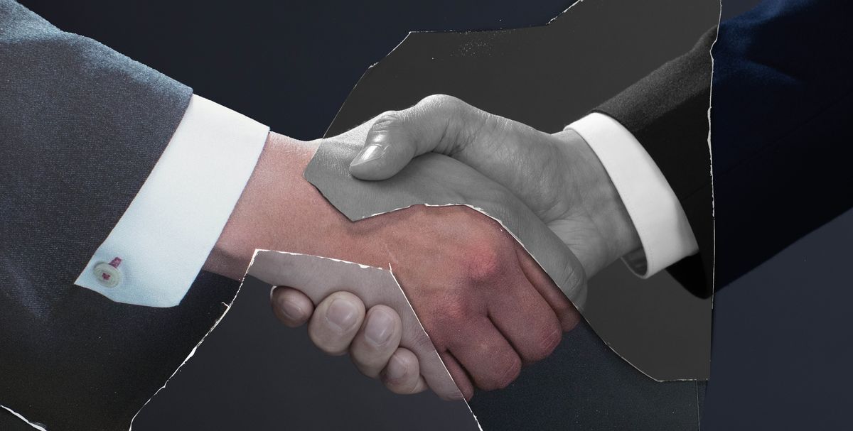 Ein zerrissenes Foto zeigt, wie eine Abmachung mit Handschlag besiegelt wird.