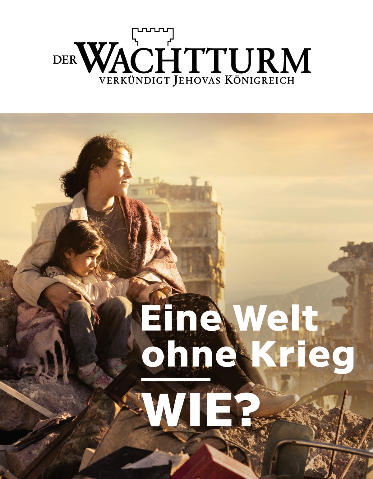 Eine Frau hat den Arm um ihre kleine Tochter gelegt. Die beiden sitzen in einer vom Krieg zerstörten Stadt auf einem Trümmerhaufen. Sie sind von bombardierten Gebäuden umgeben.
