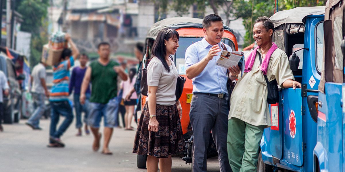 Zeugen Jehovas predigen auf einem Markt in Jakarta