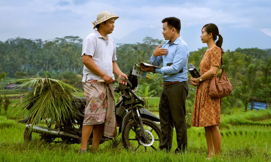 Zeugen Jehovas predigen einem Mann in einem ländlichen Gebiet Indonesiens