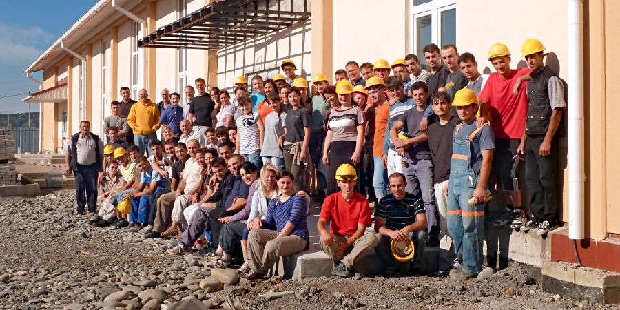 Einheimische Zeugen arbeiteten Seite an Seite mit International Servants beim Bau des Kongresssaals in Tiflis