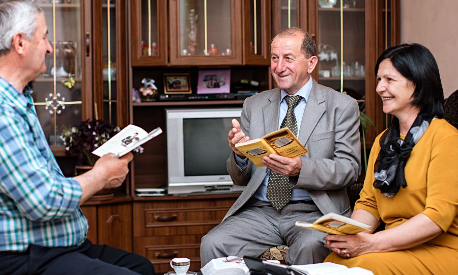 Tamasi Biblaia und seine Frau studieren mit einem Mann die Bibel