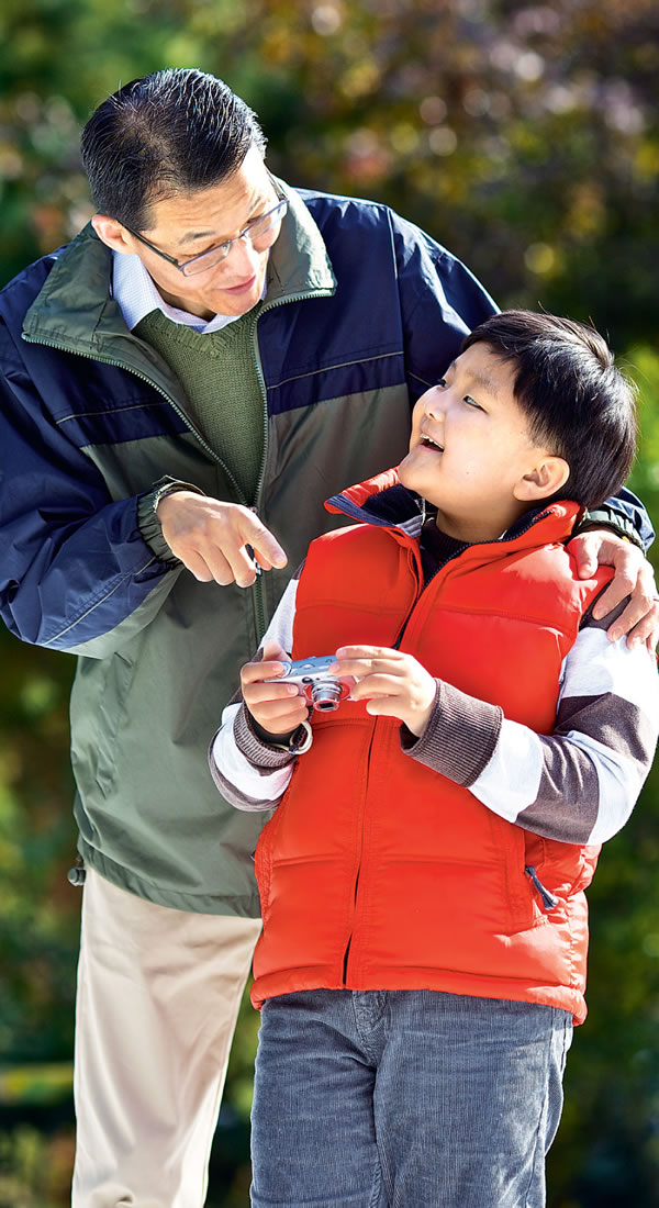 Padre hablando con su hijo