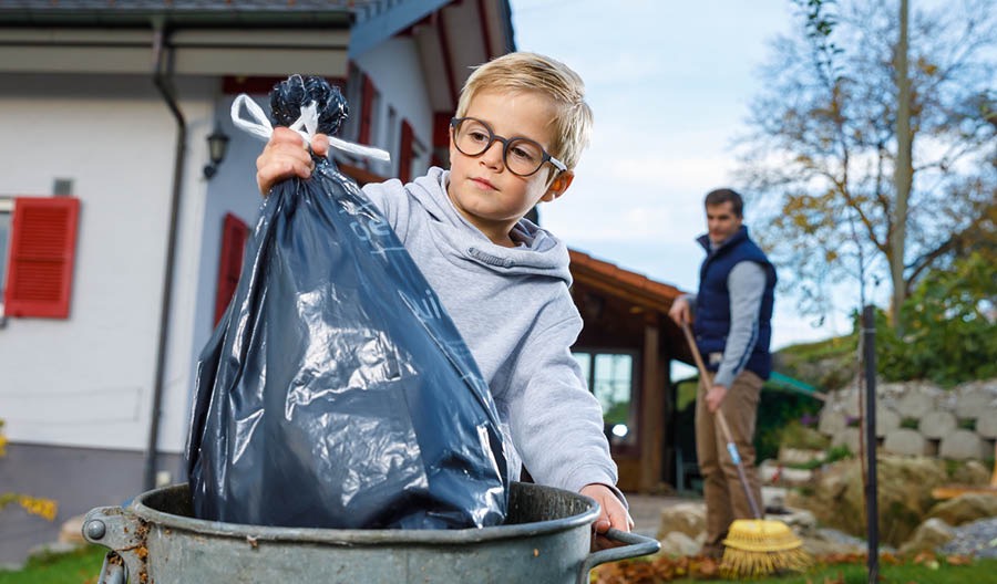 Un niño tirando la basura