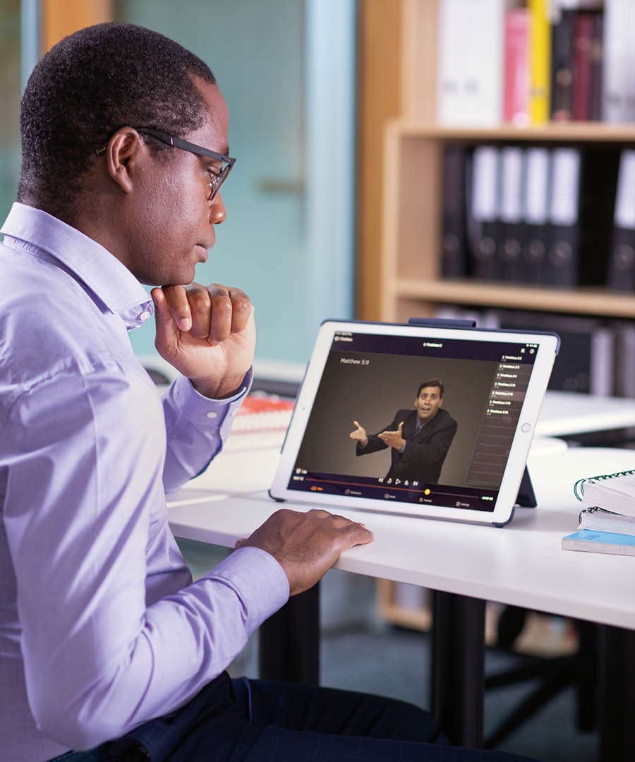 Un hombre leyendo la Biblia en Internet