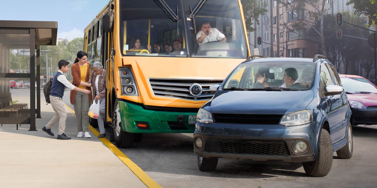 El conductor de un autobús le grita muy enojado a otro conductor que le cortó el paso en la carretera. Mientras tanto, una mamá y su hijito ayudan a una señora mayor a bajar del autobús.
