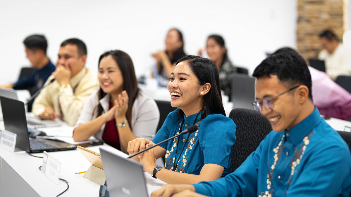 Un grupo de hermanos y hermanas muy contentos en una clase de Filipinas.
