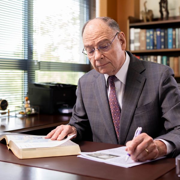 David Splane trabajando en su escritorio.