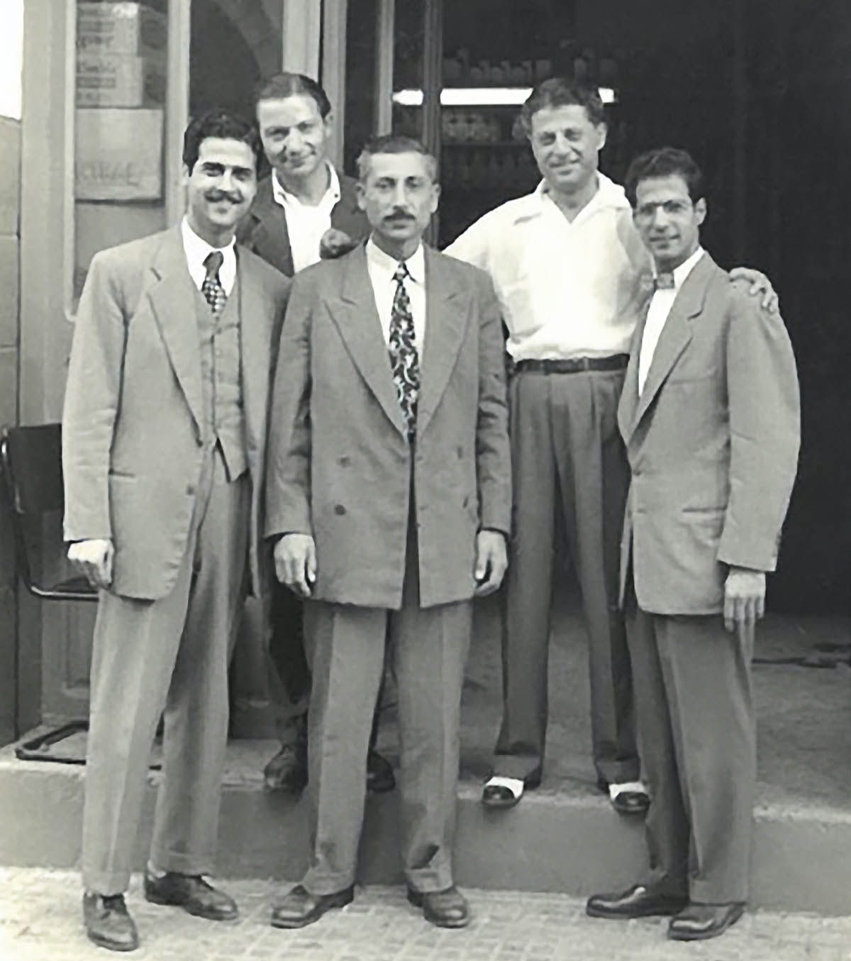 Milto y Philip Stavru con Najib Salem y otros dos amigos delante del taller de pintura de Najib.