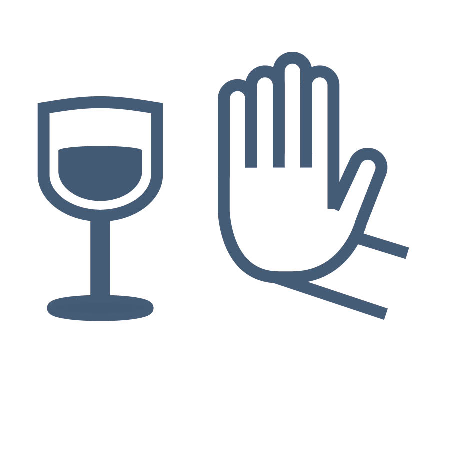 Una mano rechazando una copa de vino.