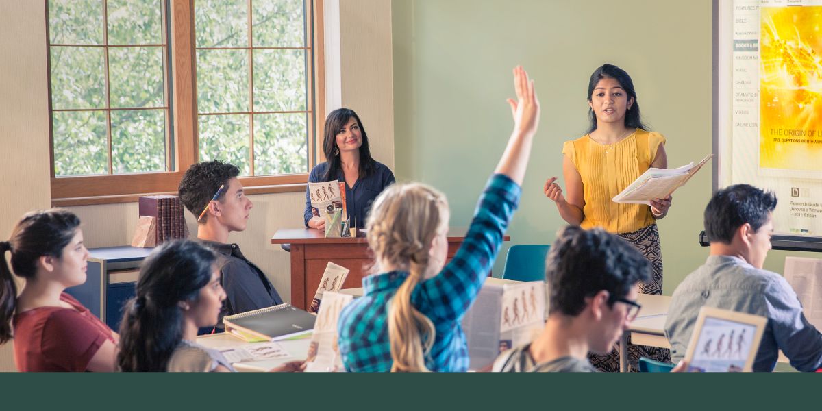 Una joven cristiana haciendo una presentación ante su clase