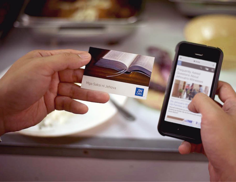 Una persona accede a jw.org gracias a una tarjeta de contacto