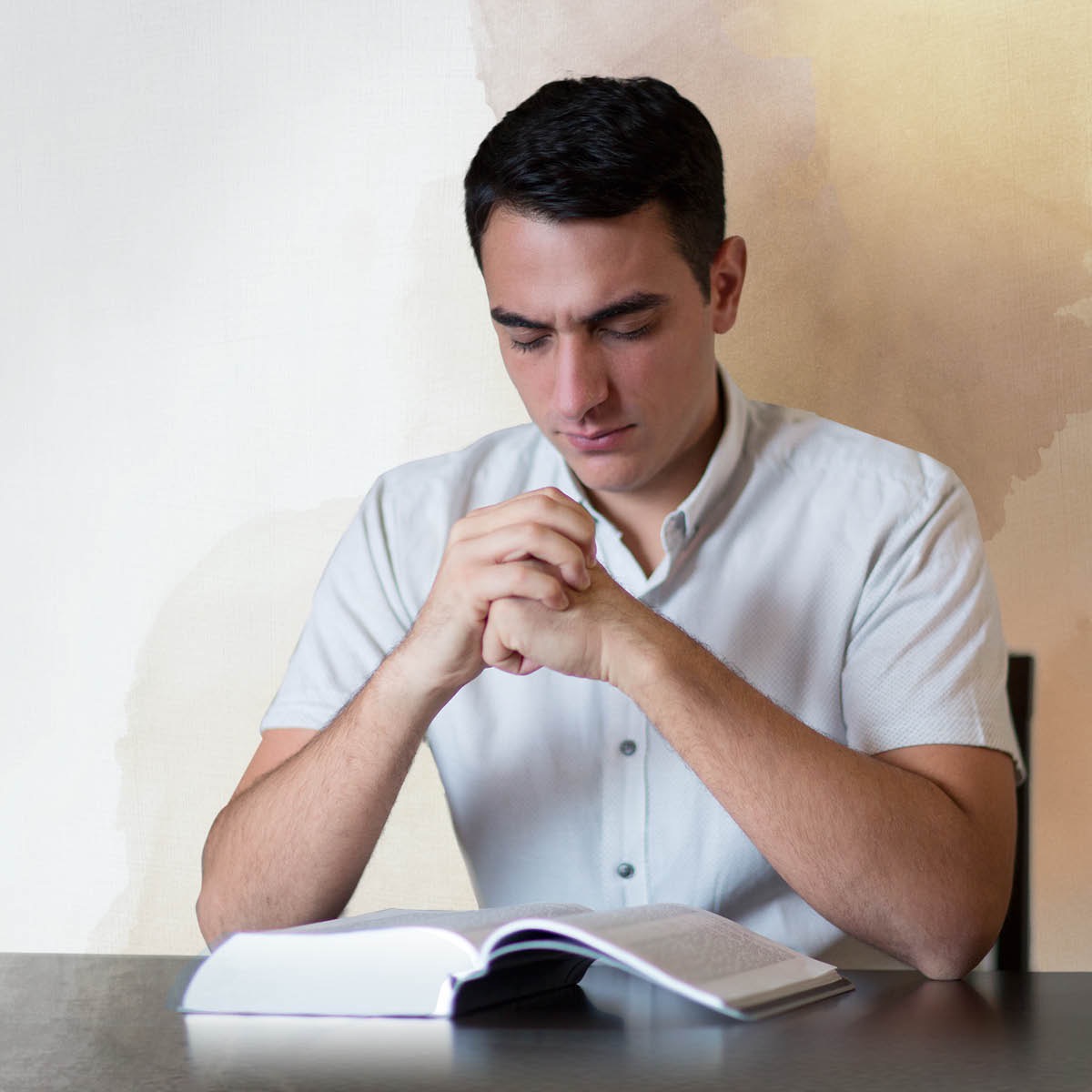 Un hermano meditando en lo que acaba de leer en la Biblia. Imagina a Esaú cambiando su derecho de primogénito con Jacob por un guiso de lentejas