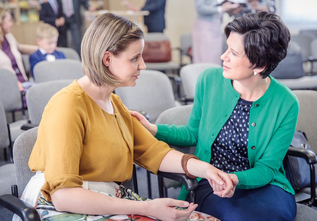 José contándoles quién es a sus hermanos mientras ellos lo miran con asombro