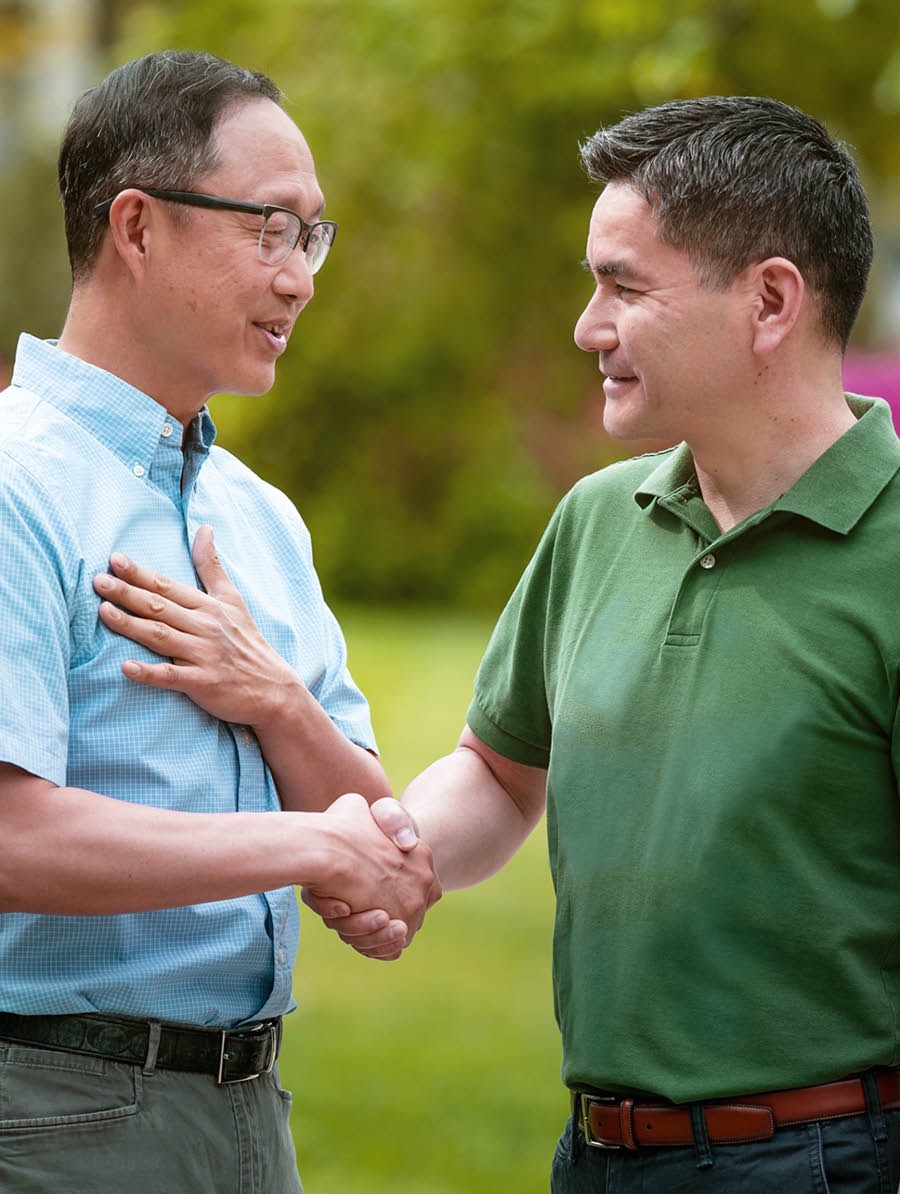 Serie de imágenes: 1) dos hermanas conversando en el Salón del Reino; 2) dos hermanos dándose la mano