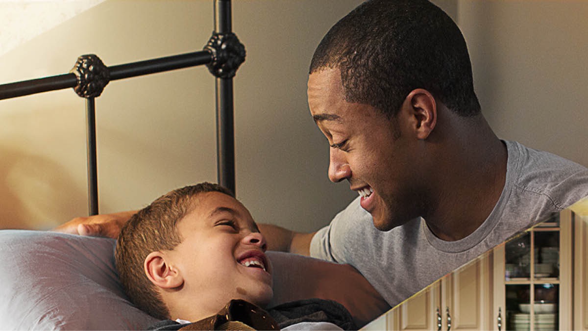 Moisés arrodillado y cubriéndose la cara delante de un arbusto en llamas