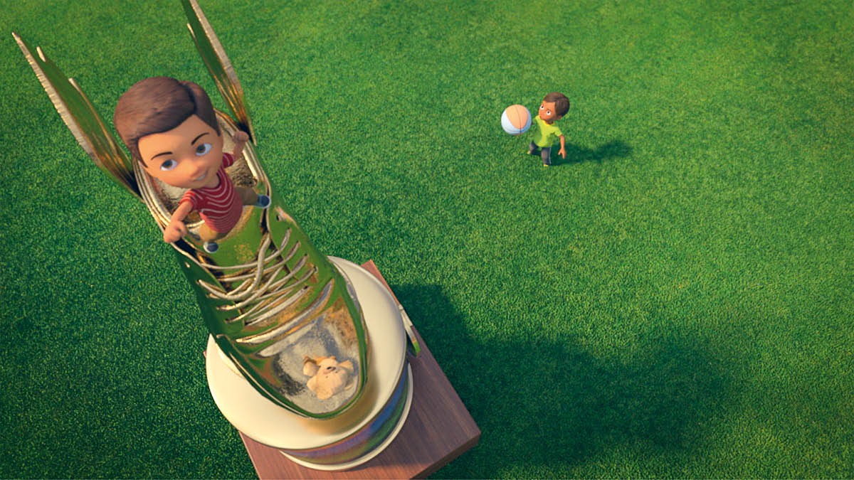 Caleb sobre un trofeo gigante presumiendo delante de su amigo