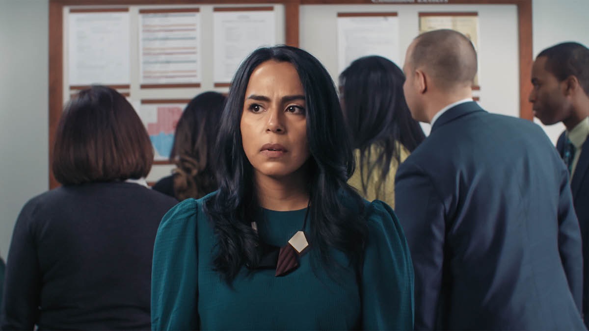 Una imagen del video Los sucesos futuros requerirán que seamos valientes: una hermana en el Salón del Reino preocupada después de leer a qué congregación irá cada publicador