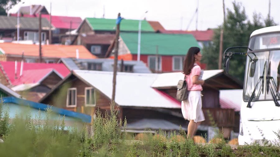 Una imagen del video Tres hermanas de Mongolia: Undraa, una de las hermanas precursoras, a punto de subir a un autobús