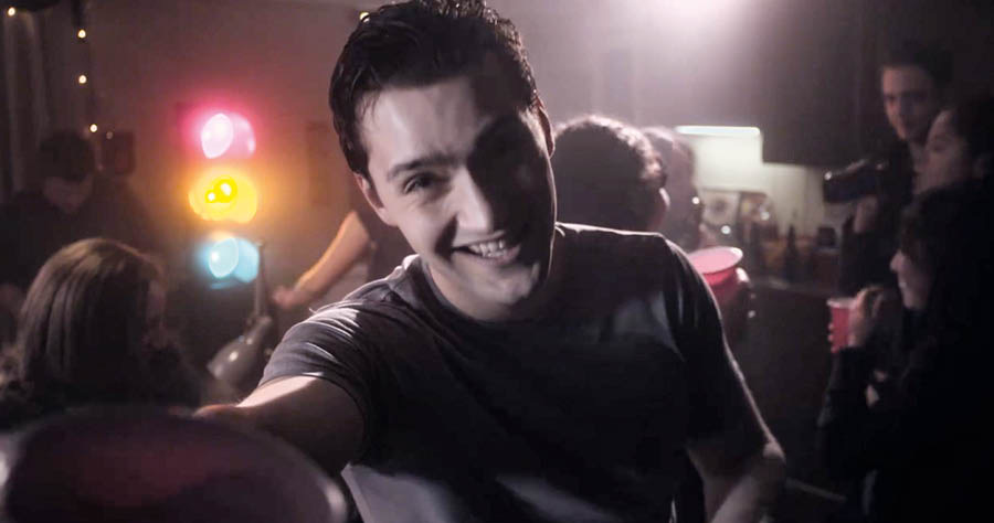 Imagen del video No seamos como los desleales. Nadia se imagina a un muchacho ofreciéndole alcohol en una fiesta descontrolada.