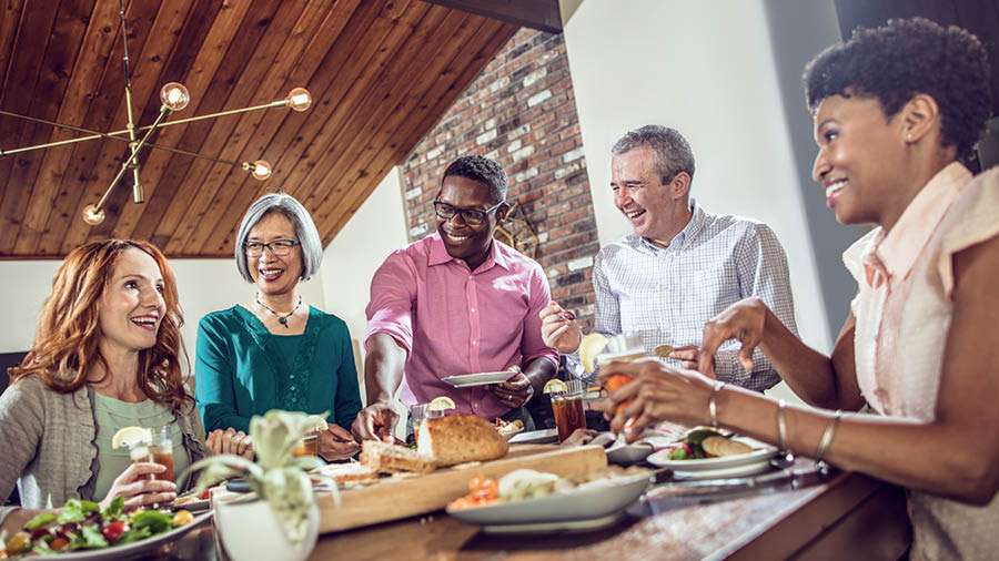 Las cinco hijas de Zelofehad le explican su caso a Moisés a la entrada de la tienda de reunión.