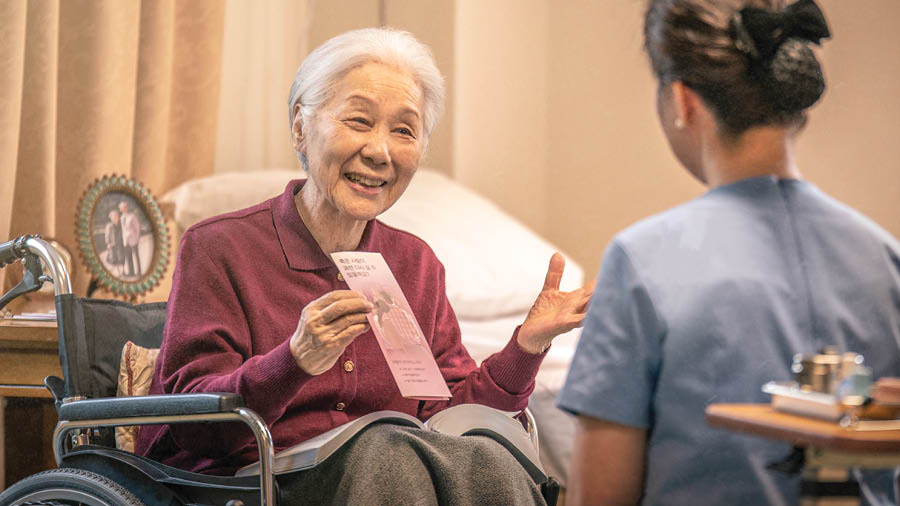 Imágenes de personas que adoran a Jehová como él quiere. 1. Una hermana mayor le predica a una enfermera. 2. Un hombre quema objetos relacionados con el espiritismo. 3. Tres hermanas de diferentes razas en una asamblea internacional.