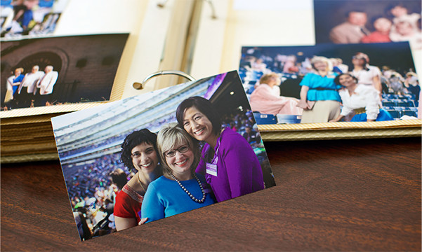 Una foto de hermanas felices en una asamblea
