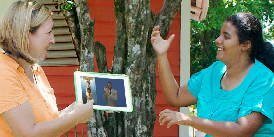 Un hermano da un curso de la Biblia a un señor con el libro ¿Qué nos enseña la Biblia?