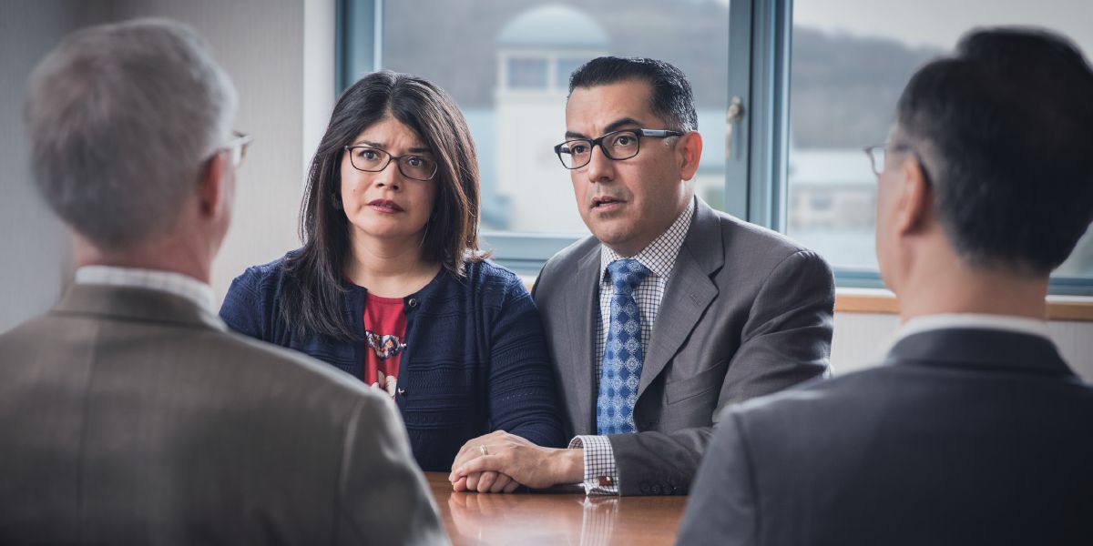 Unos hermanos se reúnen con un matrimonio para decirles que han recibido un cambio de asignación y dejarán Betel