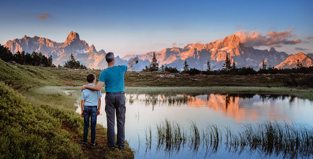Un padre y su hijo observan la creación de Jehová