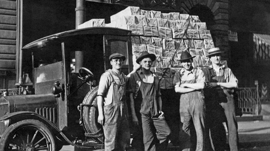 Unos hermanos de Brooklyn (Nueva York), al lado de un camión cargado de revistas The Golden Age
