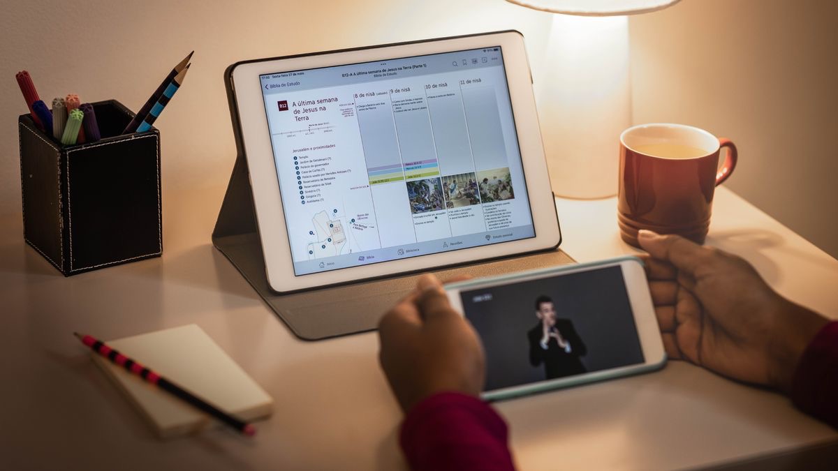 La hermana joven complementa su lectura de la Biblia con la información que aparece en la tabla del apéndice B12 de la “Traducción del Nuevo Mundo”, titulado “La última semana de Jesús en la tierra”.