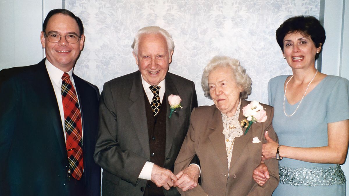 David y Linda Splane posando para una foto junto a John y Mildred Barr.