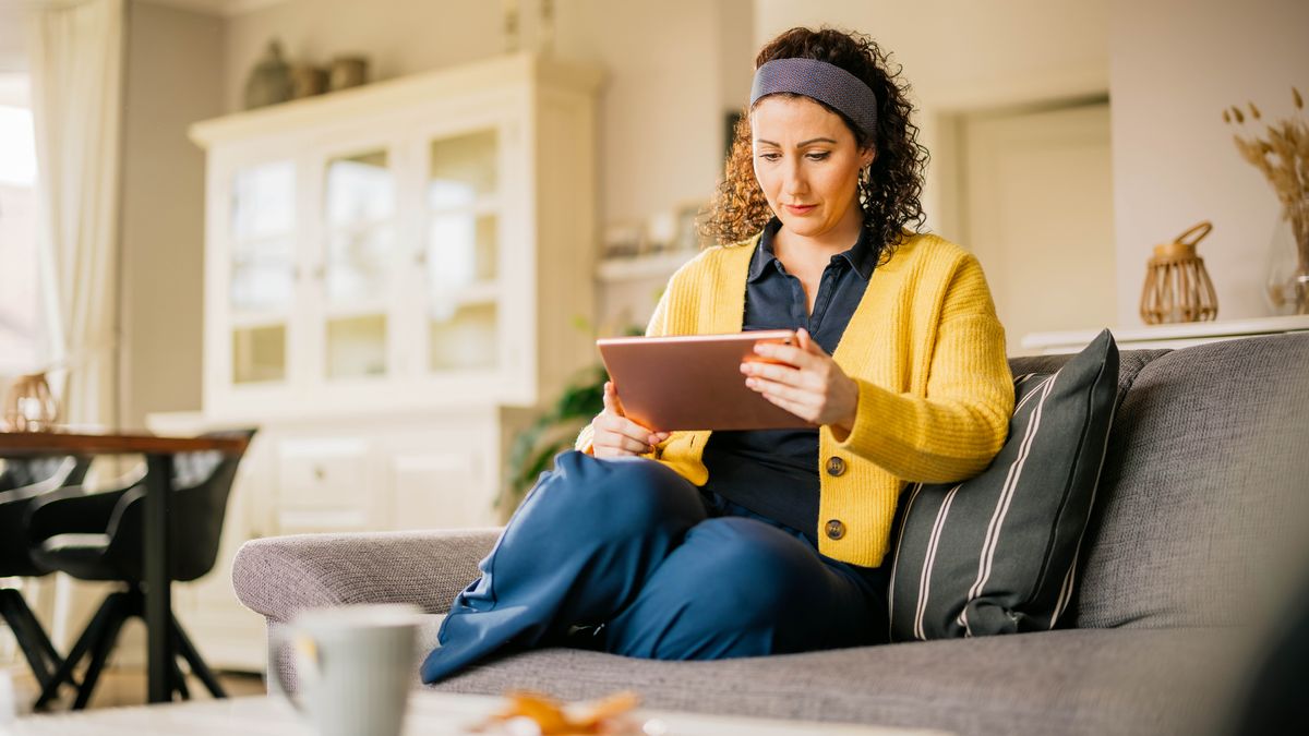 Una hermana recién bautizada de la imagen anterior leyendo la Biblia en su casa.