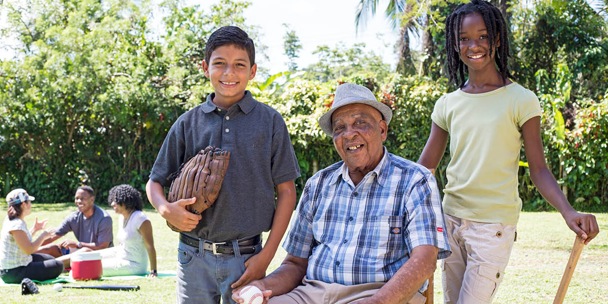 Samuel Hamilton con los jóvenes de la congregación
