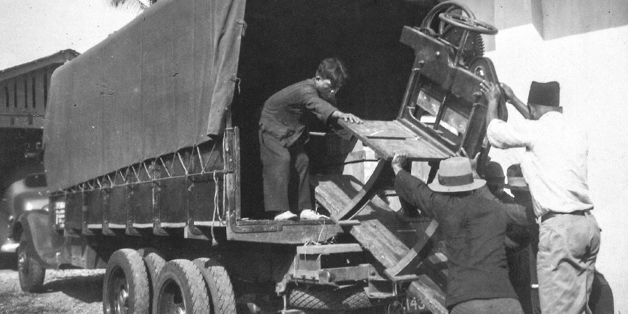 Άτομα ξεφορτώνουν εκτυπωτικό εξοπλισμό από ένα φορτηγό στην Τζακάρτα της Ινδονησίας