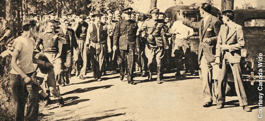 Jehovah’s Witnesses facing an angry and threatening mob in Canada in 1945.