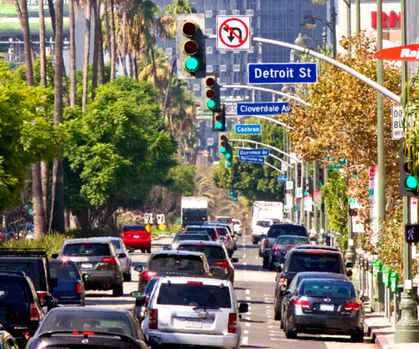 Synchronized traffic signals along a city street
