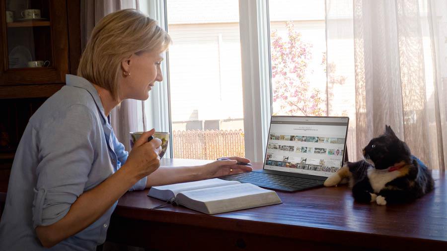 Geneviève using “JW Library” on her electronic device to do personal Bible study.