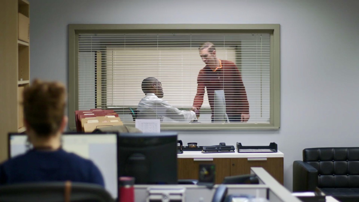 A scene from the video ‘What Contributes to Joy?​—A Clean Conscience.’ After Ben tells his boss that he made an expensive mistake, they shake hands.