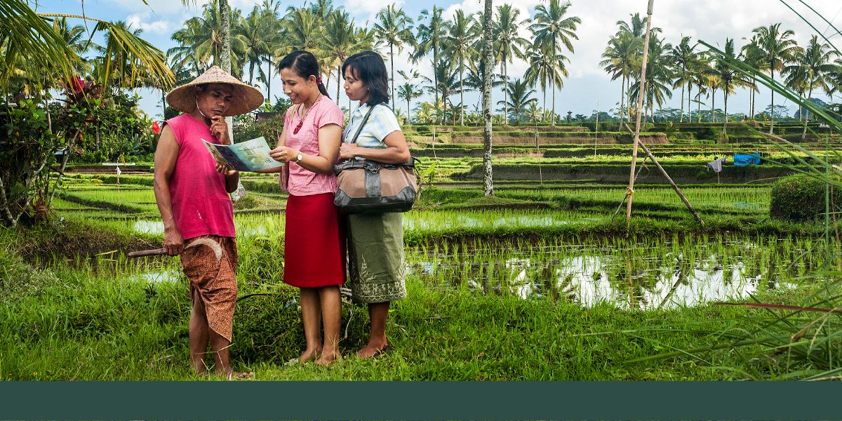 Offering the Listen to God brochure in Indonesia