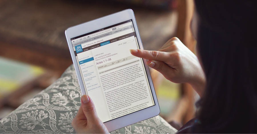 A sister reads the Bible on jw.org