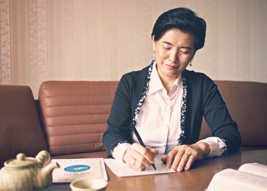 A sister writes a thank-you note