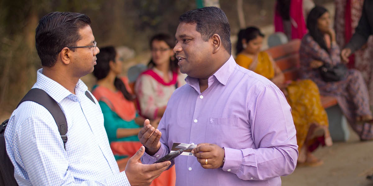 A brother uses a contact card to direct a man to jw.org