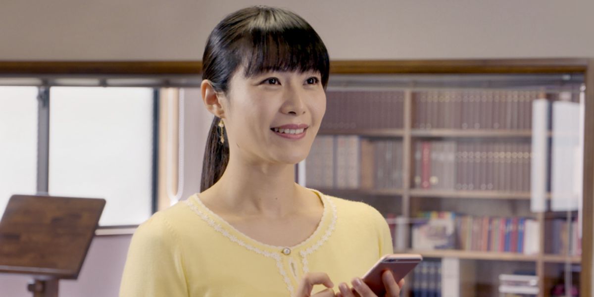 A sister holds a smartphone