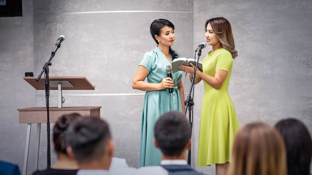 A sister giving a student assignment at the midweek meeting.